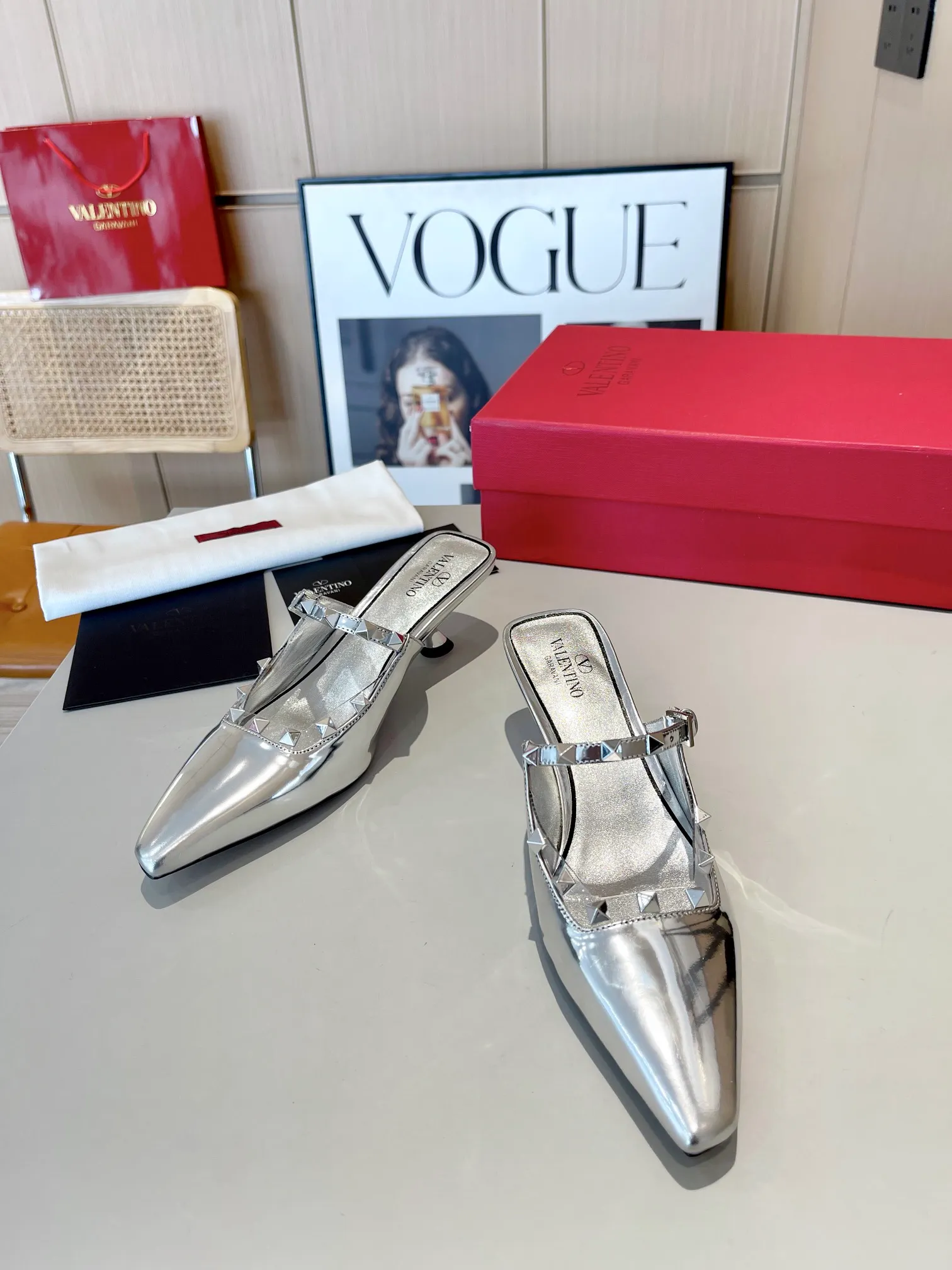 👟👟Ex-factory price 400👟👟 Genuine leather bottom +40 Top version 𝑉𝐴𝐿𝐸𝑁𝑇𝐼𝑁𝑂 Valentino 2024 spring and summer new women's back empty 6 colors new product The unique [classic] small rivet hardware accessories bring out a full sense of high-end, and the new season will live up to expectations! Worth buying ★Imported cow patent leather/Absolutely high-grade ❥Original method, absolutely sensual ❥Elegant style, creating a different feeling, simple and elegant style!  Code number: 35-41 (34-42 customized) Fabric: Imported cow patent leather Lining: Sheepskin lining Heel height: 5cm Leather outsole Rubber outsole